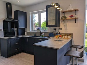 Private kitchen - Cozy Cottage Stay - Modern, Cozy, Close to London (Epsom)