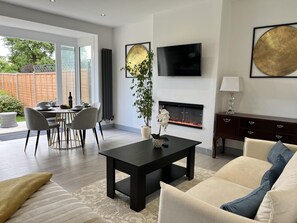 Living area - Cozy Cottage Stay - Modern, Cozy, Close to London (Epsom)