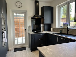 Cottage | Private kitchen | Fridge, microwave, oven, stovetop - Cozy Cottage Stay - Modern, Cozy, Close to London (Epsom)