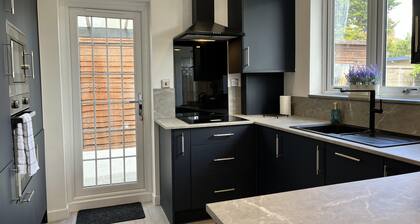 Cozy Cottage Stay - Modern, Cozy, Close to London