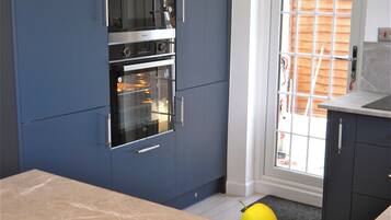 Cottage | Private kitchen | Fridge, microwave, oven, stovetop