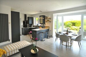 Cottage | Dining - Cozy Cottage Stay - Modern, Cozy, Close to London (Epsom)