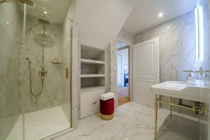 Bathroom - Château La Villaine, charming estate in the heart of Touraine (15 people) (Esvres-sur-Indre)
