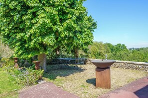Outdoor dining - Magnificent chateau in the heart of Touraine, 15 minutes from Tours. (Esvres-sur-Indre)