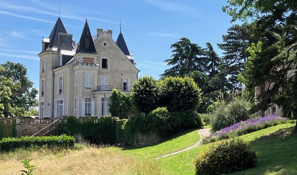 Exterior - Magnificent chateau in the heart of Touraine, 15 minutes from Tours. (Esvres-sur-Indre)