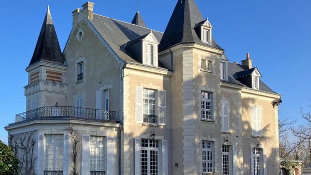 Un edificio grande e histórico con múltiples torres y una entrada destacada.