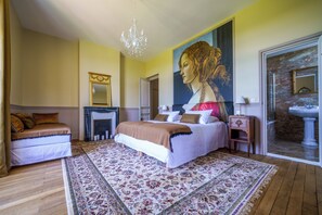 5 bedrooms, desk, iron/ironing board, travel cot - Magnificent chateau in the heart of Touraine, 15 minutes from Tours. (Esvres-sur-Indre)