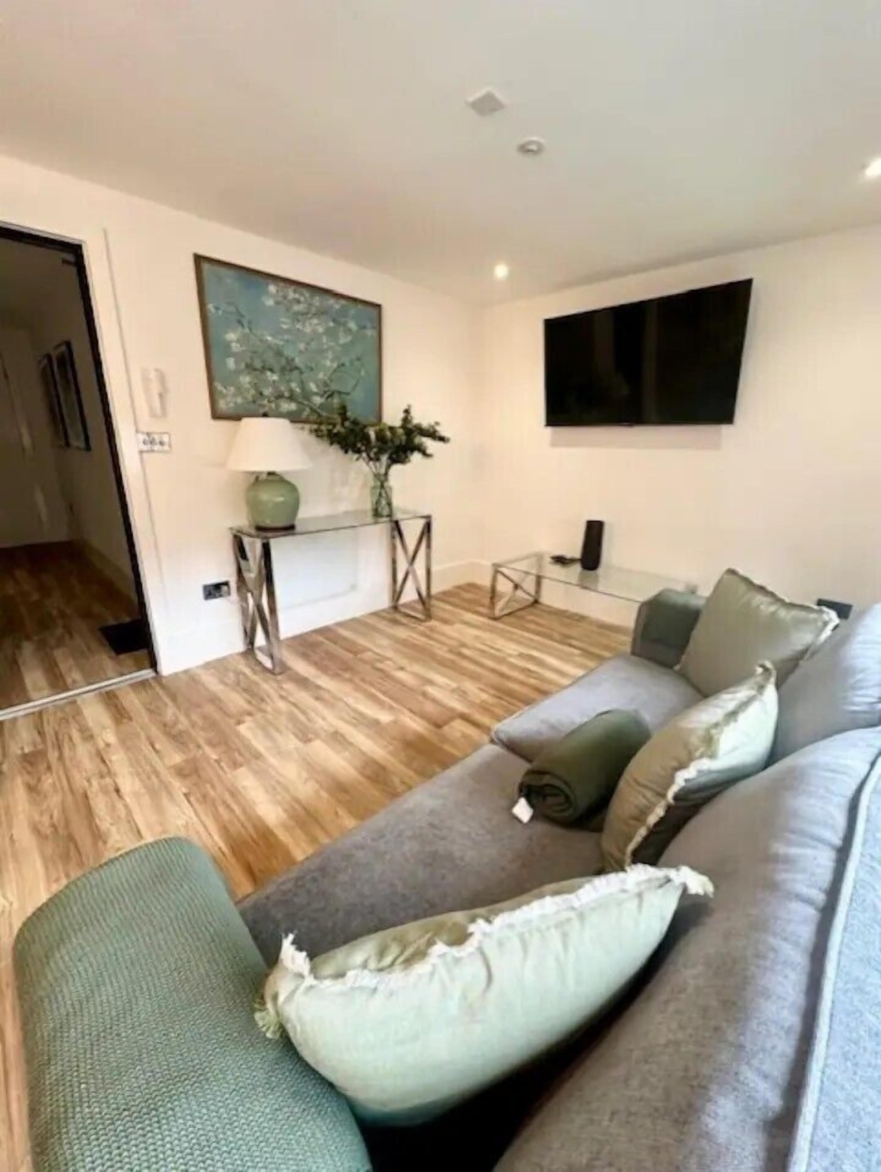 City Apartment | Living area | LED TV, Netflix, streaming services