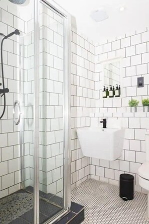 Classic-lejlighed - byudsigt | Badeværelse | Håndklæder, Sæbe, Shampoo, Toiletpapir