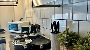 Classic-lejlighed - byudsigt | Privat køkken | Espressomaskine, kaffe-/temaskine, køleskab, mikrobølgeovn