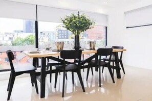 City Duplex | In-room dining - Tib Street Apartments Manchester (Manchester)