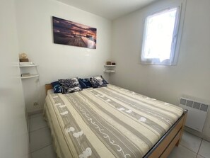 2 bedrooms, free WiFi - Charming Villa T3 with Mezzanine, AC, Private Parking, Terrace - Sleeps 6 (Fleury-Saint-Pierre-la-Mer)