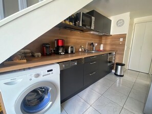 Fridge, microwave, oven, stovetop - Charming Villa T3 with Mezzanine, AC, Private Parking, Terrace - Sleeps 6 (Fleury-Saint-Pierre-la-Mer)