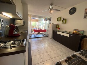 Køleskab, mikrobølgeovn, ovn, kogeplade