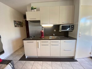 Køleskab, mikrobølgeovn, ovn, kogeplade