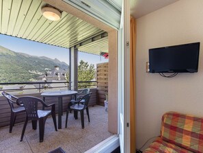 Interior - Charming 2-Bedroom Apartment with Balcony, Pool, and Mountain Views in Luz-Saint-Sauveur (Luz-Saint-Sauveur)
