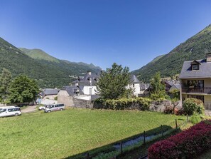 Exterior - Charming 2-Bedroom Apartment with Balcony, Pool, and Mountain Views in Luz-Saint-Sauveur (Luz-Saint-Sauveur)