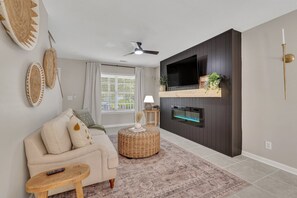 Una Smart TV, una chimenea