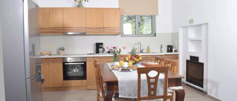 Køleskab, mikrobølgeovn, ovn, kogeplade