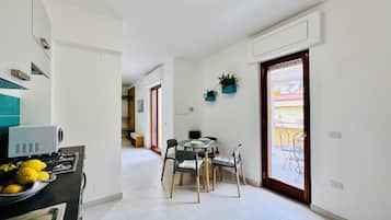 City Studio, City View | Private kitchen