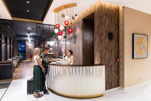 ฝ่ายต้อนรับ