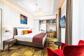 Premium bedding, minibar, in-room safe, desk - Three Corners Avenue Hotel (Budapest)