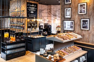 Desayuno buffet diario (EUR 15 por persona)