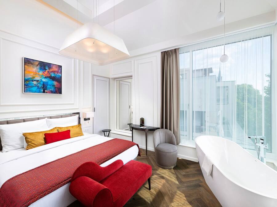 The Heritage | Premium bedding, minibar, in-room safe, desk