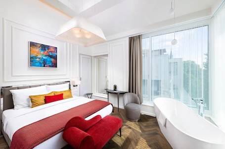 The Heritage | Premium bedding, minibar, in-room safe, desk. Three Corners Avenue Hotel