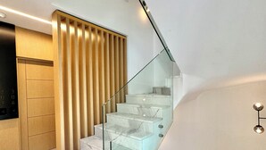 A modern staircase with glass railings and marble steps. - Hotel Exclusive  (Przno)
