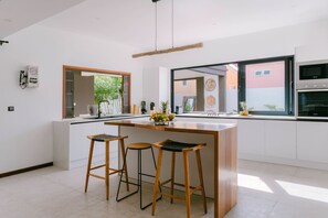 Fridge, microwave, oven, stovetop - Okalm Villas, 150 meters from the beach with garden and swimming pool (Trou aux Biches)