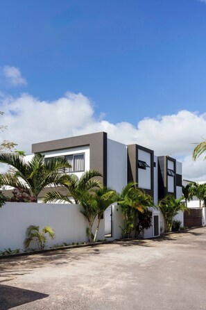 Exterior - Okalm Villas, 150 meters from the beach with garden and swimming pool (Trou aux Biches)