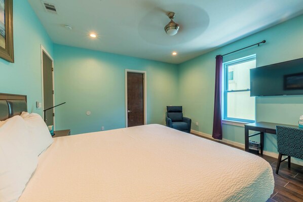 5 bedrooms, desk, iron/ironing board, travel cot - Amberjack Oasis (South Padre Island)