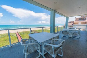 Outdoor dining - Marlin Cove (South Padre Island)