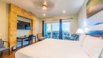 3 habitaciones, escritorio y tabla de planchar con plancha