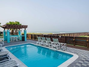 Outdoor pool - Dolphin Paradise (South Padre Island)