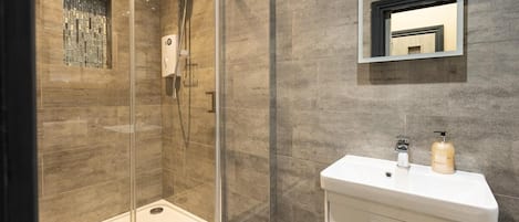 Apartment | Bathroom | Shower, free toiletries, hair dryer, towels