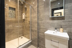 Apartament | Bany | Dutxa, articles de tocador gratuïts, assecador de cabells i tovalloles