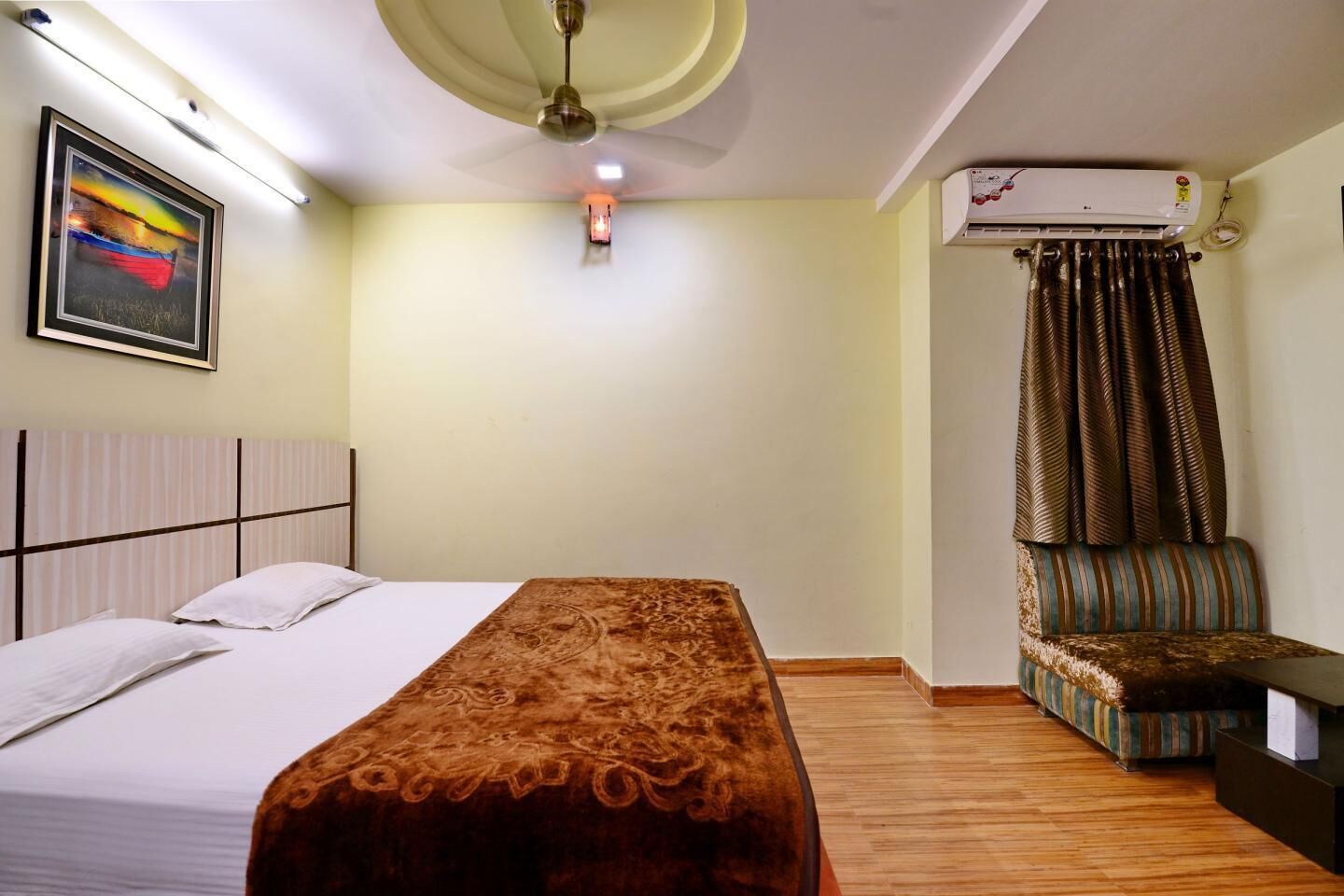 Signature Room | Free WiFi, bed sheets