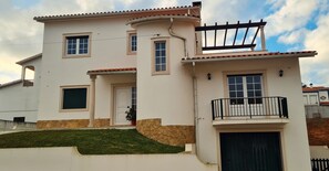 Exterior - Casa Lu 153289/AL Salir do Porto 4-bedroom villa 10 minutes' walk from the beach (Salir do Porto)