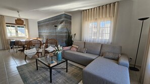 Smart TV, fireplace - Casa Lu 153289/AL Salir do Porto 4-bedroom villa 10 minutes' walk from the beach (Salir do Porto)