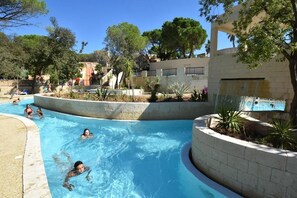 Outdoor pool - 6-seater mobile home, large covered terrace, in a 4-star campsite. (Le Muy)