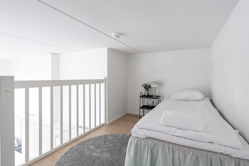3br Modern Loft Penthouse With Sauna & Parking 3