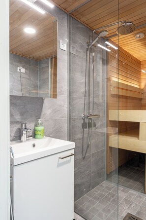 Family Apartment | Bathroom | Shower, hair dryer, towels, toilet paper - 3BR Modern Loft Penthouse with Sauna & Parking (Tampere)