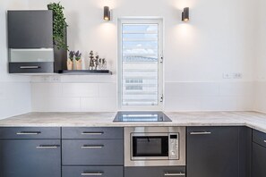 Kjøleskap, mikrobølgeovn, ovn og oppvaskmaskin