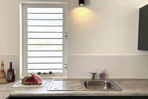 Een koelkast, een magnetron, een oven, een vaatwasser