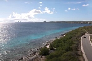 Ligstoelen aan het strand