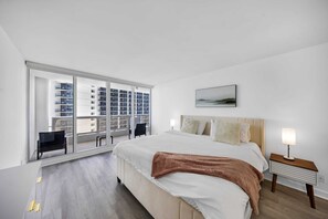 2 soverom, skrivebord, strykejern/-brett og wi-fi