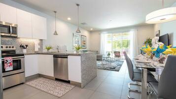 Kylskåp, mikrovågsugn, ugn och spishäll