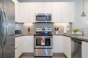 Kjøleskap, mikrobølgeovn, ovn og kokeplater